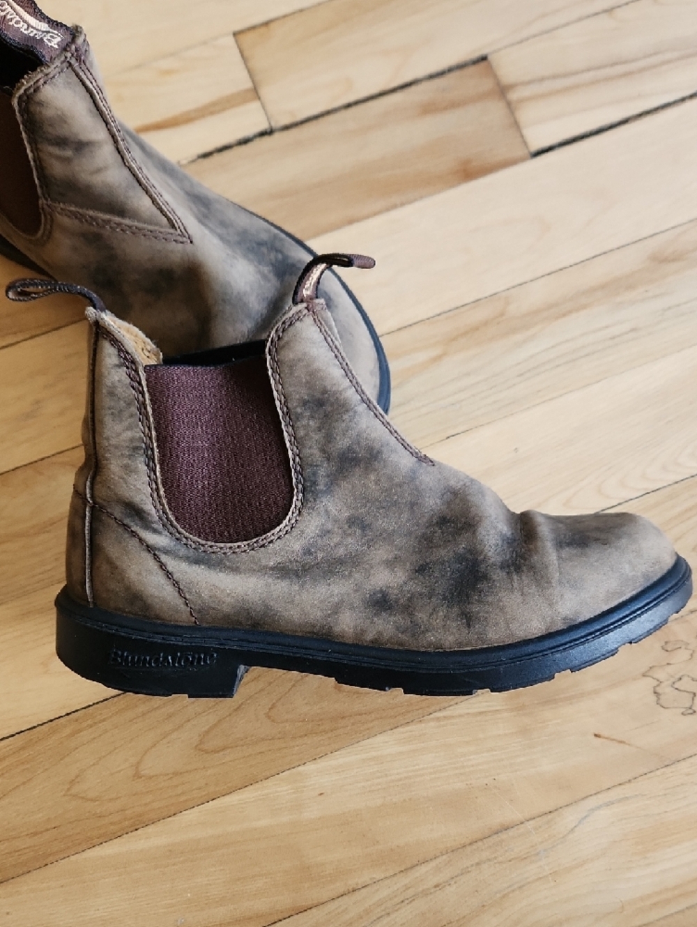 Blundstone Brown Distressed Leather Chelsea Ankle Boots - Picture 2 of 15
